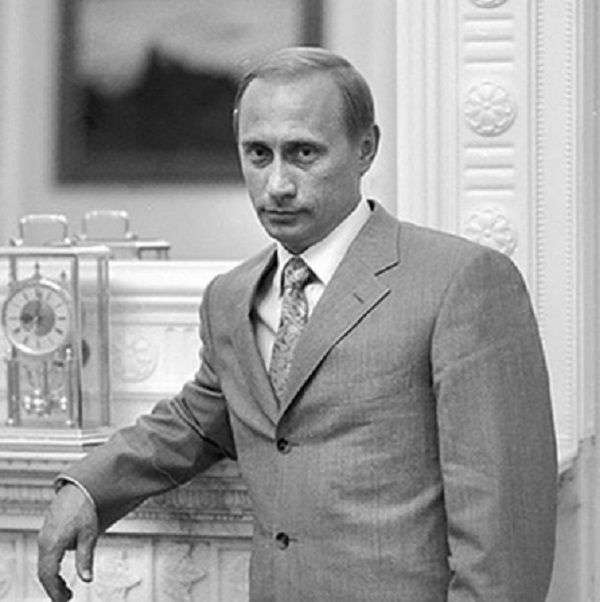 В сеть попали ранее неизвестны фото Путина 18-летней давности 