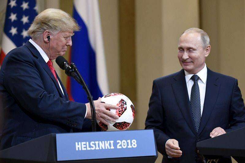 В мяче, подаренном Путиным Трампу, нашли “жучок”