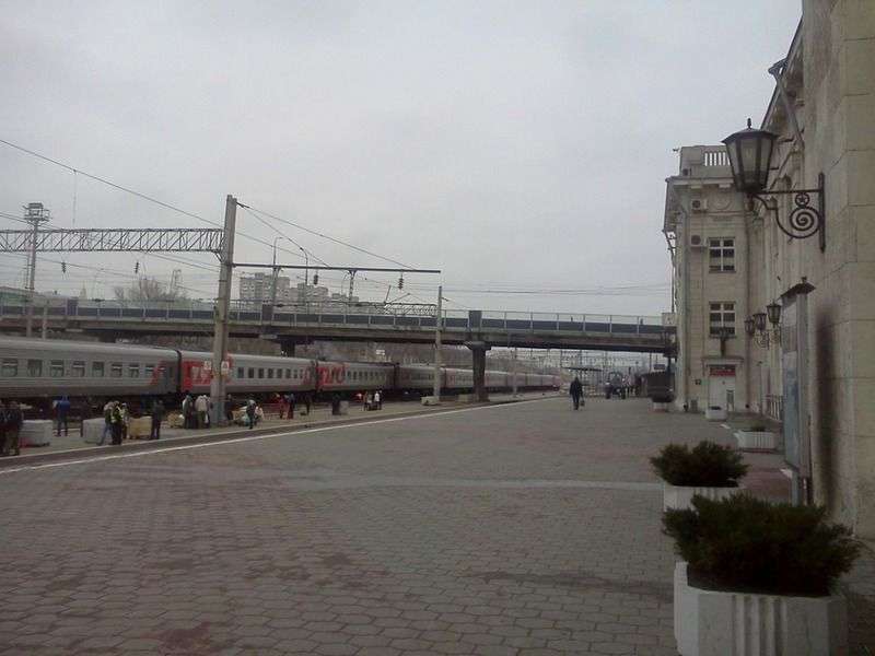 В Волгограде из-за сильного дождя под водой оказалась железная дорога