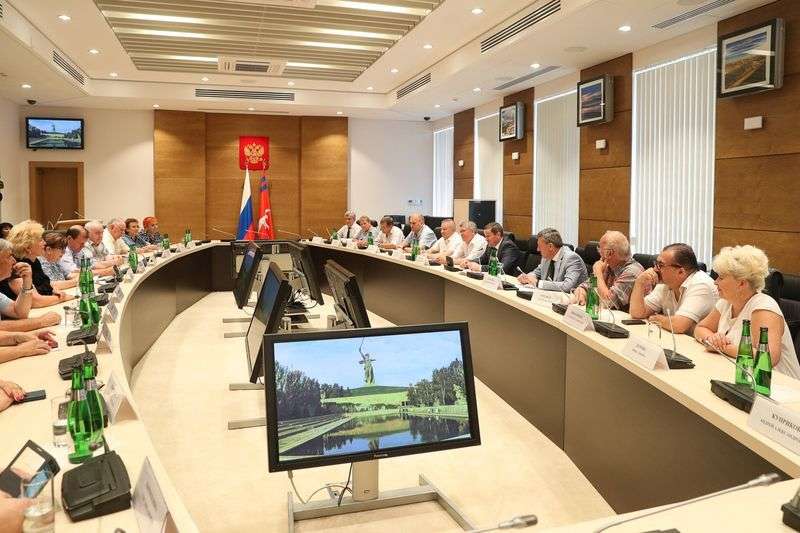 Бочаров постановил усилить работу Общественной палаты