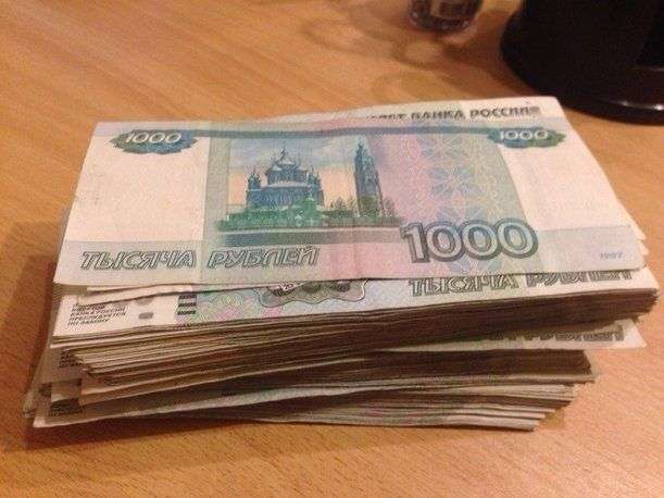 Пенсионер выложил на стол полицейского 100 тысяч рублей