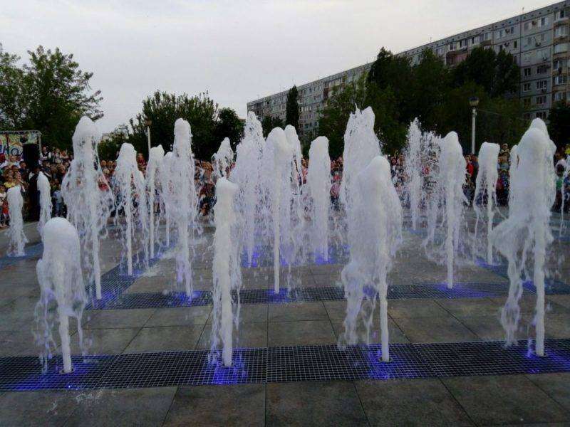 В Дзержинском районе новый фонтан закрыли на ремонт