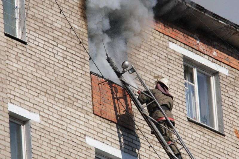 На севере Волгограда из-за пожара в пятиэтажке эвакуировали 16 человек