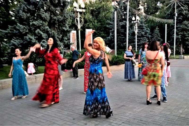 В Волгограде красивые женщины провели флешмоб