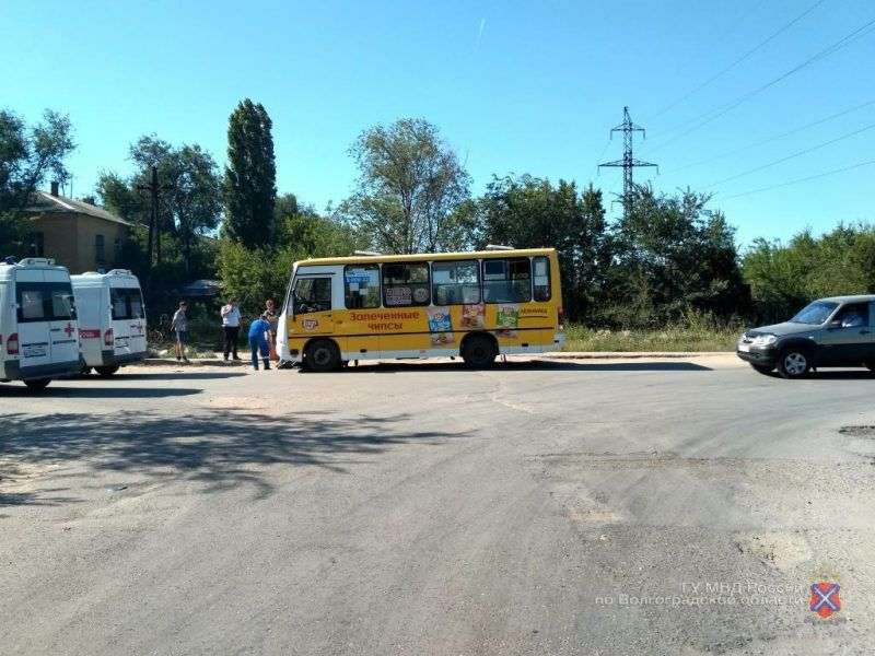 На юге Волгограда автобус ПАЗ переехал человека