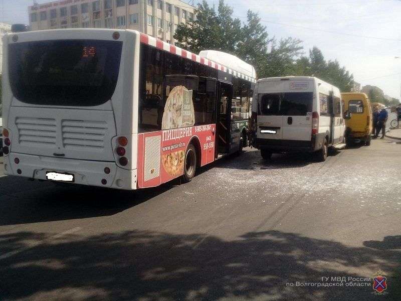 Водитель автобуса в Волжском устроил массовое ДТП