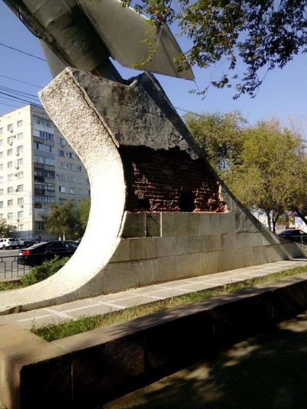 Памятник летчикам Качинского училища разваливается на части