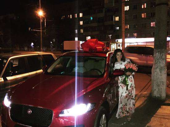 Елена Исинбаева подарила на день рождения сестре красный Jaguar