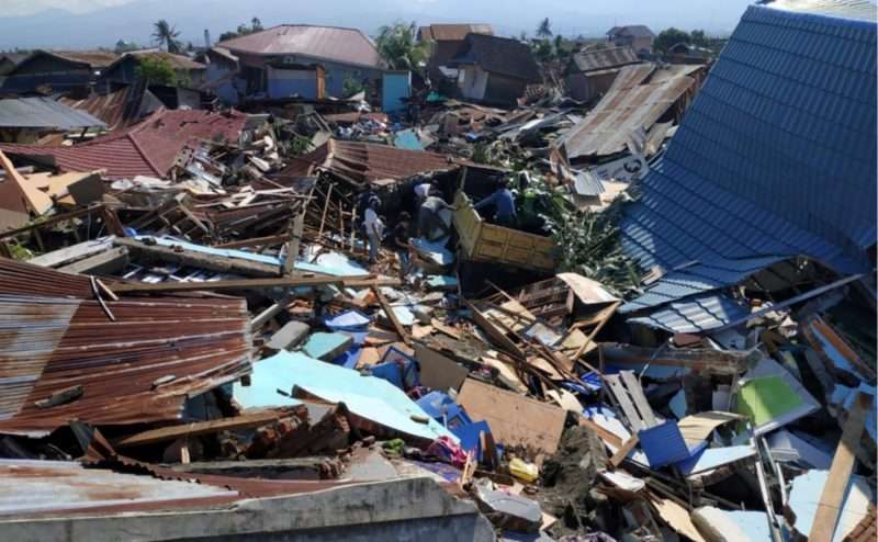 В Индонезии цунами унесло жизни 800 человек