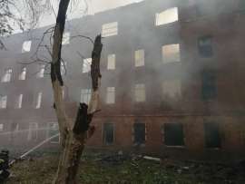 На севере Волгограда три часа тушили пожар в заброшенном доме