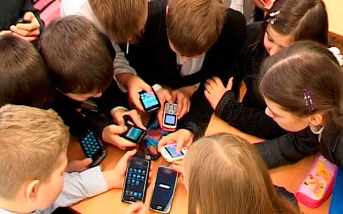 Большинство россиян поддержали идею запрета смартфонов в школах