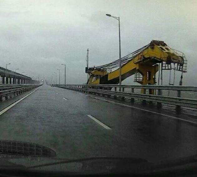 Плавучий кран повредил ограждение Крымского моста