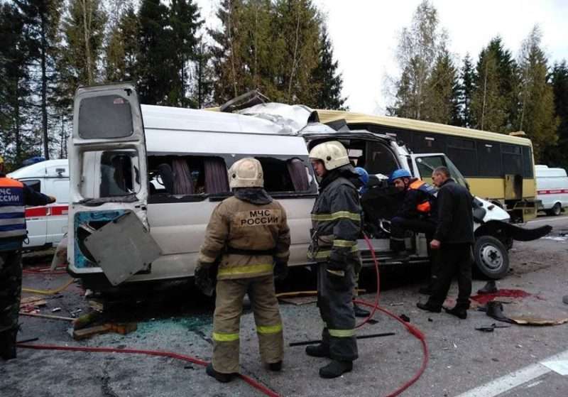 В Тверской области при столкновении маршрутки с автобусом погибли 13 человек