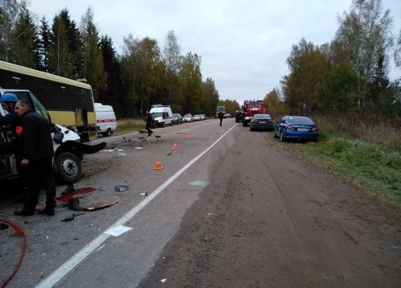 В Тверской области при столкновении маршрутки с автобусом погибли 13 человек