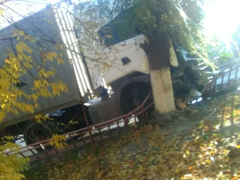 На юге Волгограда образовалась пробка из-за аварии