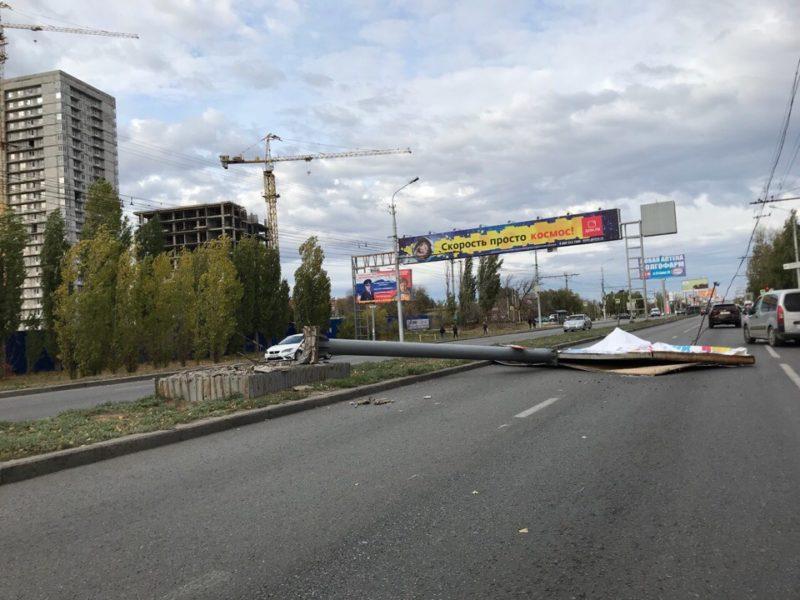 Сильный ветер в Волгограде валит рекламные щиты и деревья