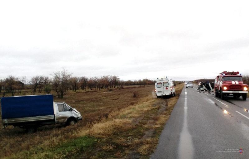 Под Волгоградом столкнулись два грузовых фургона: есть погибшие. ФОТО