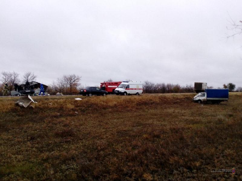 Под Волгоградом столкнулись два грузовых фургона: есть погибшие. ФОТО