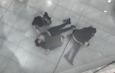 Девушка сорвалась с перил третьего этажа ТЦ в Москве. ВИДЕО