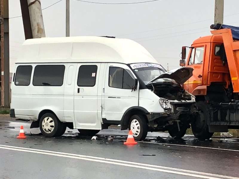 На перекрестке в Волжском произошла страшная авария