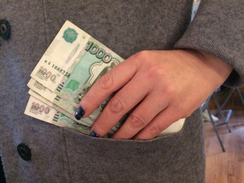 Продавец торгового павильона украла из кассы 34 тысячи рублей