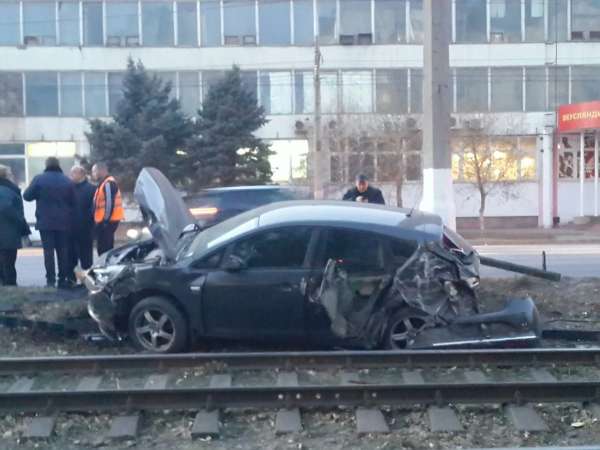В Волгограде подряд случились два ДТП на трамвайных путях