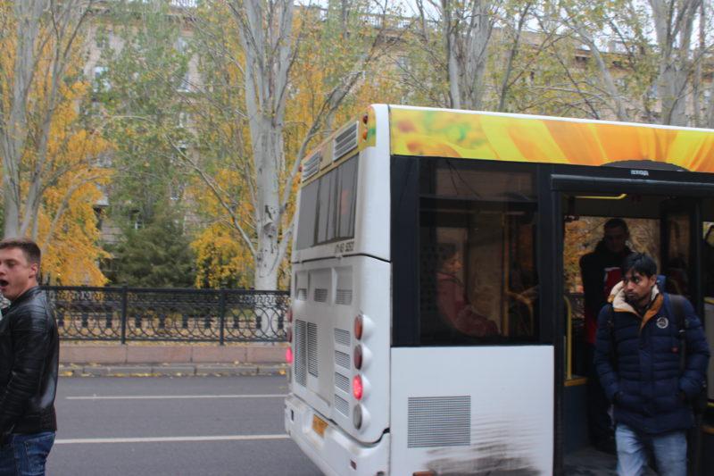 Маршруты двух автобусов продлили на две остановки на Тулака