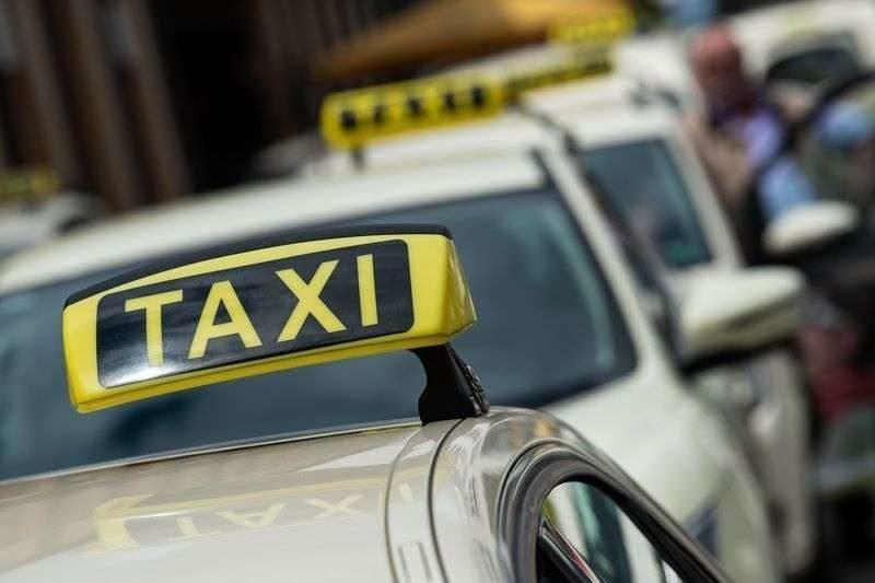 Волгоградских таксистов обвинили в хамстве, курении в салоне и опозданиях