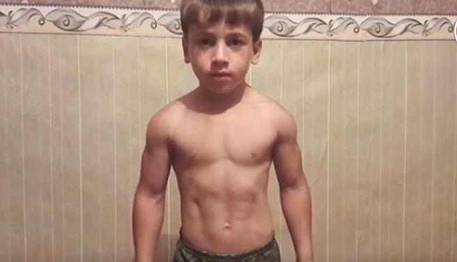 Пятилетний мальчик отжался 4105 раз и получил "Mercedes" от Кадырова