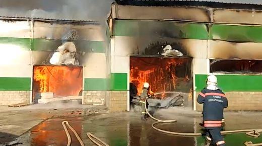 В Волгограде пожар на складе в промзоне попал на видео