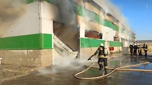 В Волгограде пожар на складе в промзоне попал на видео