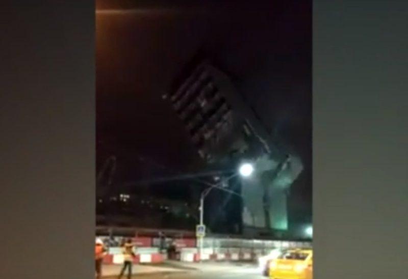 В Москве бизнес-центр рухнул на проезжую часть во время сноса. ВИДЕО
