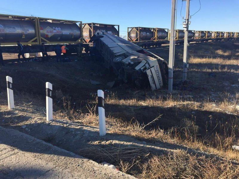 Трагедия в Саратовской области: 5 человек погибли при столкновении поезда с автобусом