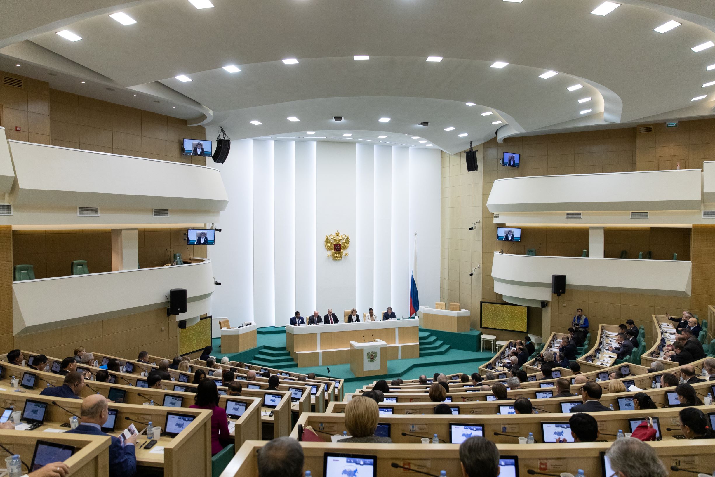 Федеральное собрание закон. Совет Федерации федерального собрания Российской Федерации. Зал совета Федерации. Совет Федерации 170 сенаторов. Новый зал совета Федерации.