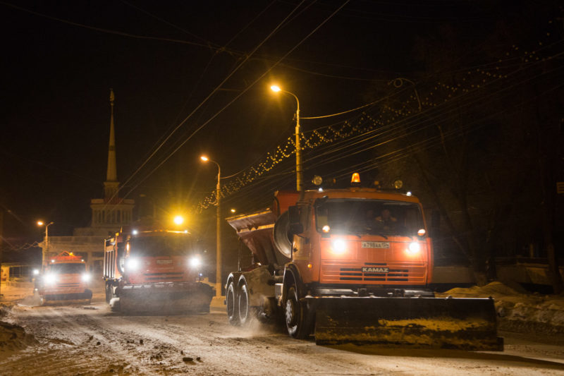 В Волгограде 65 единиц спецтехники устраняли легкий снежок