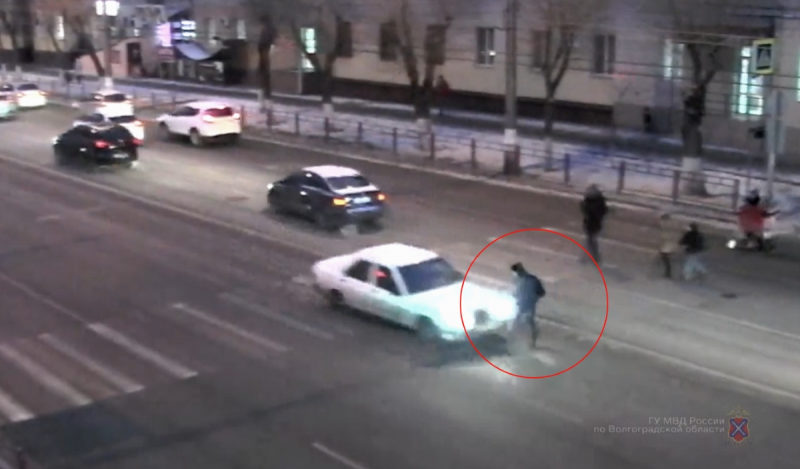 В Волгограде задержали водителя "Мерседеса", который покалечил подростка