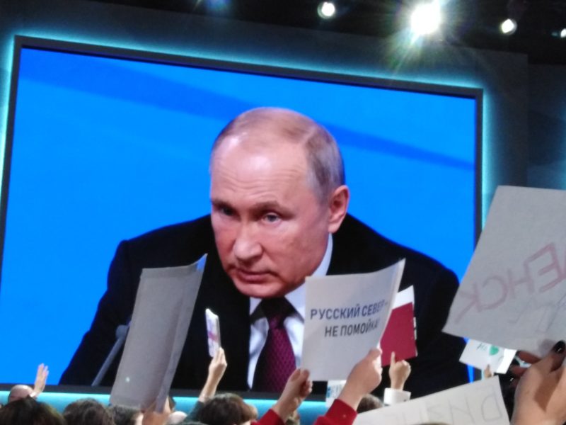 Путин не исключил повышения цен на бензин