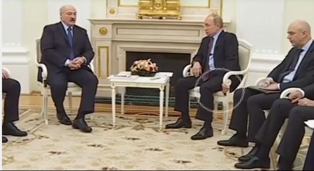 В Сети обсуждают странные жесты Путина на встрече с Лукашенко
