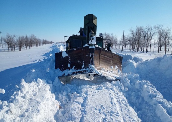 В Палласовском районе на борьбу со снегом вышла спецмашина на базе танка Т-72