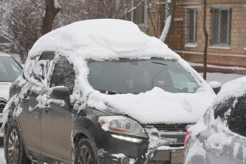 Что делать, если упавший снег с крыши повредил автомобиль