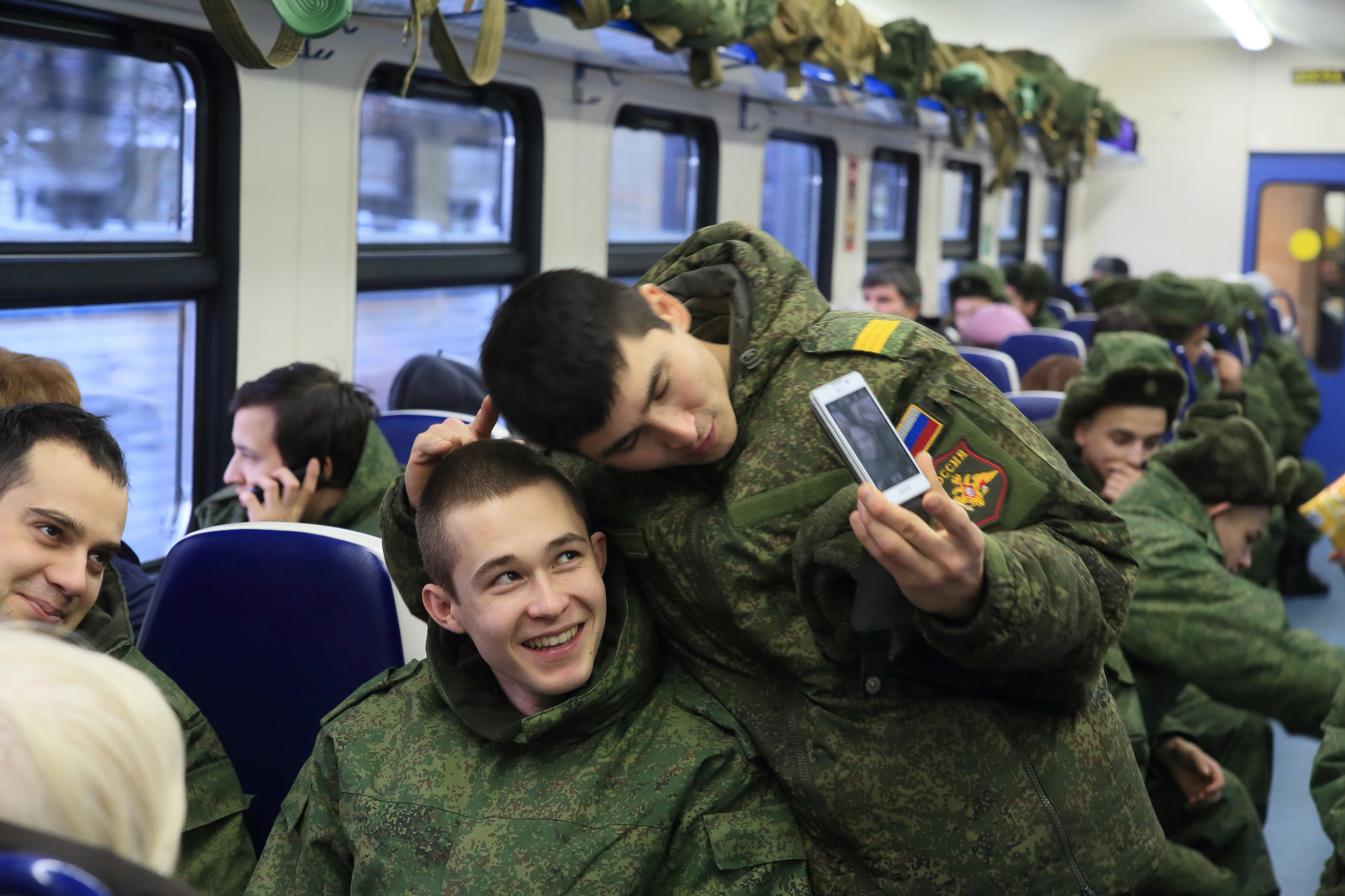 Солдаты разговаривают. Осенний призыв. Солдат с мобильником. Весенний призыв. Осенний призыв в армию.