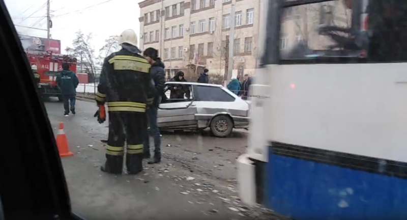 В Ворошиловском районе Волгограда троллейбус столкнулся с автомобилем, вылетевшим на «встречку»