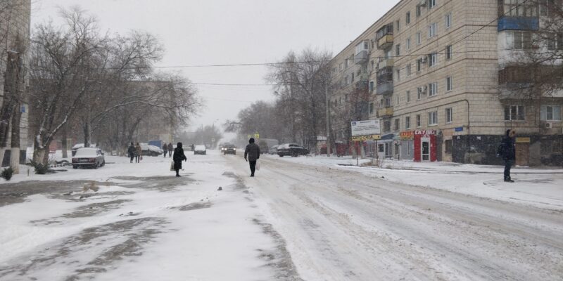 Не ждали: Нечищенные дороги в Волгограде привели к коллапсу