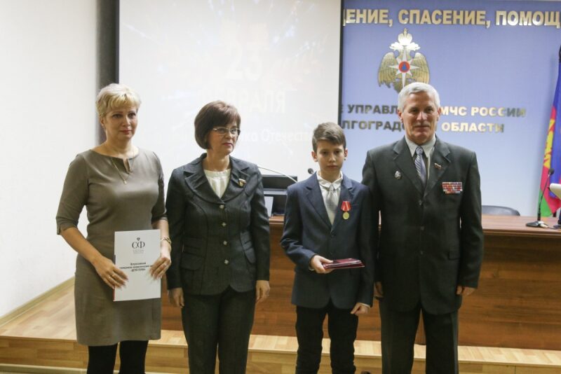 В Волгограде мальчика, искавшего лекарство для своей мамы, наградили медалью