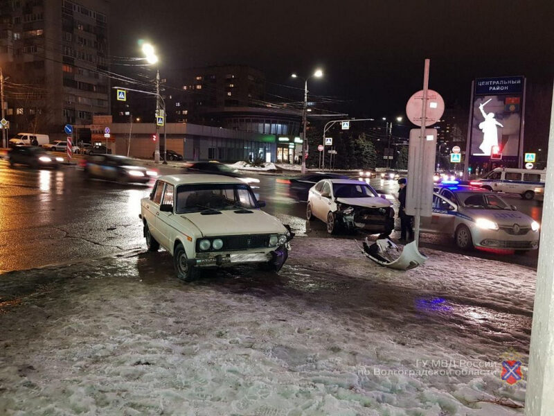 В Волгограде водитель "Киа" не поделил дорогу с "шестеркой"