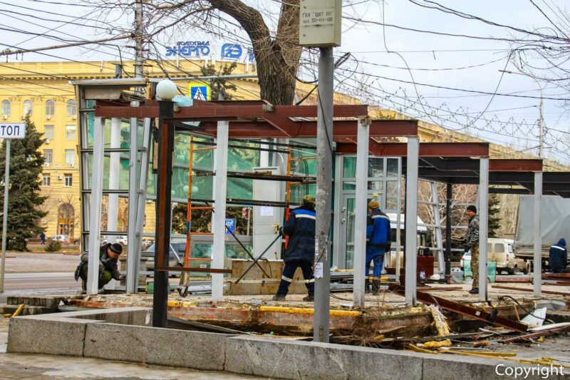 Не в тренде: в Волгограде продолжают спиливать ларьки, хотя их хотят вернуть