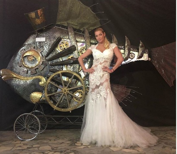 43-летняя Волочкова выложила фото в свадебном платье