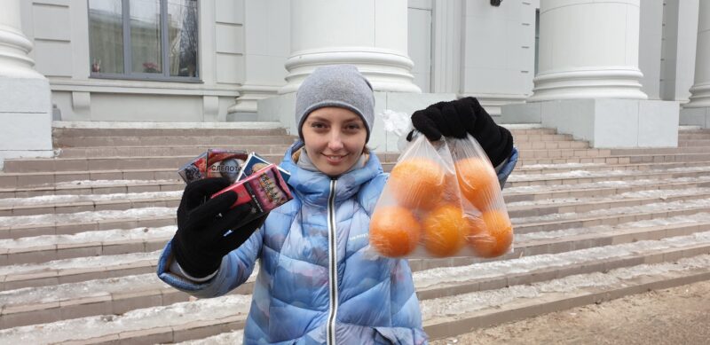 В Волгограде активисты обменивали апельсины на сигареты