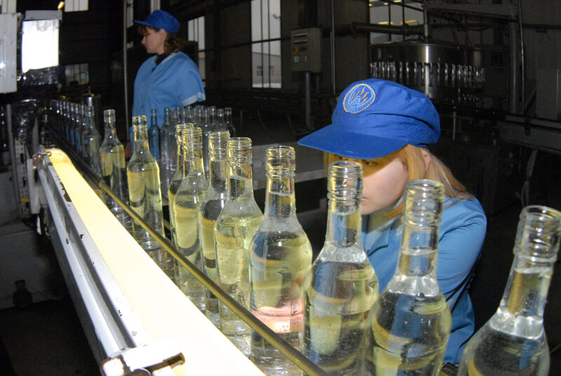 Минздрав предупреждает: крепкий алкоголь в России планируется продавать с 21 года