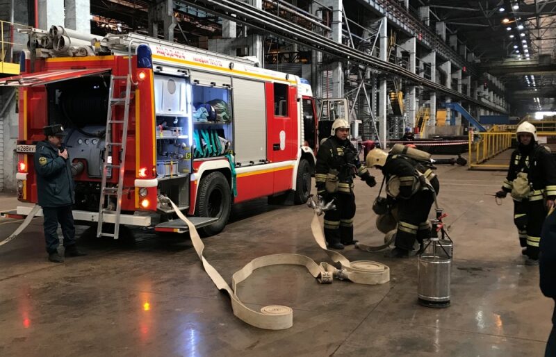 Спасатели МЧС ликвидировали условный пожар на одном из промышленных объектов Волжского